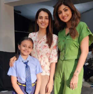 Neha Jhulka Instagram - On set with the beautiful Shilpa Shetty. 
Very casual and chilled out on the sets... had fun shooting.

Loads of love to @hazelshah2408
Hope to cya soon. 

#bollywood #shilpashettykundra #shilpashetty #actorslife 
#workmode #shooting