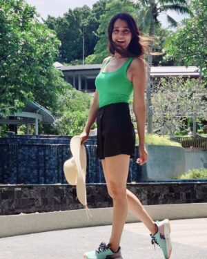 Neha Jhulka Instagram - Look at the greener side of Life
🍃 🍃 
One with nature...Current favorite colour 

#colour#colourofnature #colouroftheday #green #Happy #holidays #funday #gratitude🙏 #travelgram