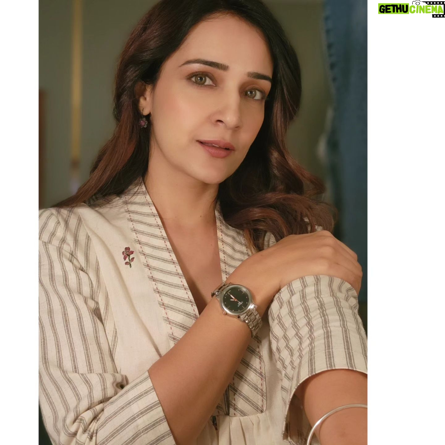 Neha Jhulka - 327 Likes - U r Enough
Vanity van clicks