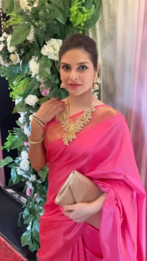 Neha Kaul Instagram - Sarees have my heart forever ❤️

Jewellery: @surajbridal 

#sareelove #handloomsaree #silksaree #weddinginspiration #indianjewellery #templejewellery #reelsindia #trendingreels #influencer #mumbaiinfluencer #actor #reels #instareelsindia❤️