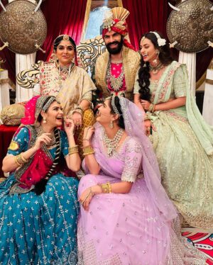 Neha Kaul Instagram - 1st picture - Let’s smile ♥️
2nd picture - Just after karan crack’s a joke 🤣
.
.
#dhruvtara #kajolhsrivastav #karanvgrover #indirakrishna #nehakaul #simirankour