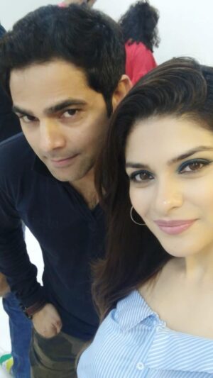 Neha Kaul Instagram - Aise kaun jaata hai pagle… @deepeshbhan 
Your never ending energy will always remain in our hearts….
#heartbroken #rip