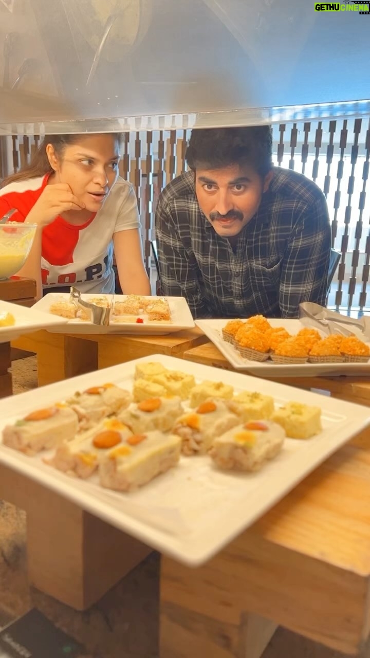 Neha Kaul - 1K Likes - Khane wala dekhne wale se pooch raha hai… 😎…kya zamaana hai… @kaulmeneha
#food #dessert #reels #loveforfood #indiansweets #funnyvideos #funnyreels #actorslife #bhopal #courtyardbhopal #shooting