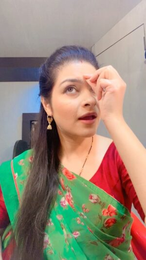 Neha Kaul Instagram - Ye paani peene ke baad bottles apne aap nahi bhar sakti kya? 😒

#reelsindia #funnyreels #trendingreels #reelitfeelit #indiancomedyvideos #entertainment #actor #influencer #actorslife #vanitydiaries #desigirl #sareelove #indianwear #instagood