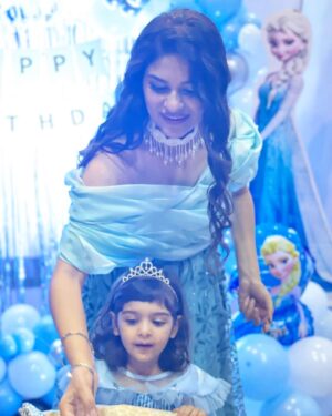 Neha Kaul Instagram - Thank u so much for all the birthday wishes for @hedyasingh 
In gratitude with all the love poured on us… 💖
Neha’s Outfit: @sabaayabymeher 
Jewellery: @vingsfeelit 
Hedya’s outfit: @hopscotch.in 
Birthday decor: @_balloons_n_papers 

#birthdaygirl #birthdaywishes #momdaughter #frozentheme #frozenthemeparty #birthdaydecormumbai #indowesternwear #fusionwear #fashiondiaries #fashioninfluencer #fashioninfluencerindia #actor #influencersofindia #bloggersofindia #mumbaiinfluencer #stylefile #fyp #toddlersofinstagram #toddlerfashion #fashionkids #hopscotchmoment #elsadress #cutekidsfashion #toddlermom #mominfluencer #instagood