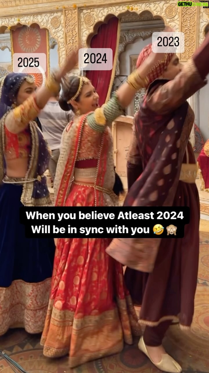 Neha Kaul - 1.1K Likes - Dhang se copy bhi nahi kar saktey 😝😜😂🤣
.
.
.
#newyeargoals 🫠🫣🤔🙄
Cameraman: @karanvgrover chaurasia ke saath baney rahe! 🎥