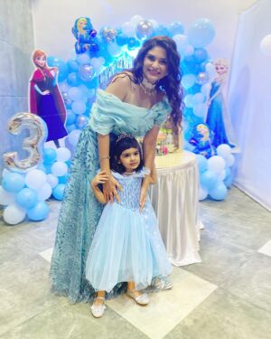 Neha Kaul Instagram - Thank u so much for all the birthday wishes for @hedyasingh 
In gratitude with all the love poured on us… 💖
Neha’s Outfit: @sabaayabymeher 
Jewellery: @vingsfeelit 
Hedya’s outfit: @hopscotch.in 
Birthday decor: @_balloons_n_papers 

#birthdaygirl #birthdaywishes #momdaughter #frozentheme #frozenthemeparty #birthdaydecormumbai #indowesternwear #fusionwear #fashiondiaries #fashioninfluencer #fashioninfluencerindia #actor #influencersofindia #bloggersofindia #mumbaiinfluencer #stylefile #fyp #toddlersofinstagram #toddlerfashion #fashionkids #hopscotchmoment #elsadress #cutekidsfashion #toddlermom #mominfluencer #instagood