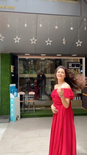Neha Kaul Instagram - This festive season, get yourself a makeover at @hqsmartsalons located at Bandra, Goregoan and Borivali.

@sweetbasilentertainment 
@sanjog__academy_ 

#festiveseason #salonmakeover #pamperyourself #actor #celebrityinfluencer #influencer #influencersofmumbai #haircutsforwomen #layeredhaircut #olaplex #salonsofmumbai #mumbaisalon #hqsalon #instareels #reelsindia #trendingreels #trendingsongs #fyp