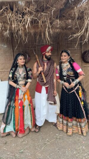 Neha Kaul Instagram - Gaon ke EDM mukhiya. 🪓 💪 
With DJ’s SonaChandi 🎧 
.
.
.
#onsetlife
