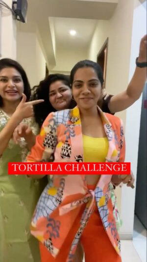 Neha Kaul Instagram - When fun and games become fun and pain 😂
Don’t miss the cutest commentary by @hedyasingh 
@khushbu.thakkar.37 @kaulmeneha 
#tortillachallenge #funnyreels #trendingreels #trendingchallenge #tortilla #tortillatrend 

Edited by @kaulmeneha