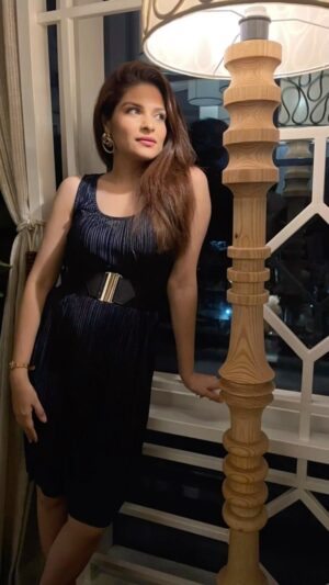 Neha Kaul Instagram - Teri hoke maraan… Jind jaan karaan ✨

#heeriye #reelsinstagram #reelsindia #trendingreels #couplegoals #datenight #datenightoutfit #datenightideas #love #familytime #hubbylove #outfitinspo #influencer #fashioninfluencer #actor