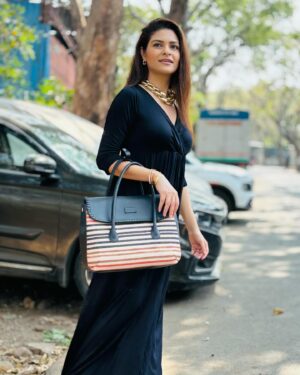 Neha Kaul Instagram - Carrying confidence and a fabulous @zoukonline bag

@matsya_media 

#bagsonline #trendybags #zoukbags #handcrafted #indian #versatile #influencer #actor #outdoorphotography