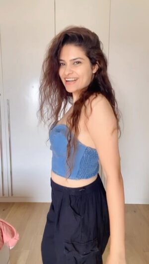 Neha Kaul Instagram - These pants are a saviour in this hot weather!!@newme.asia 
Bag : purseclub 

#newmeasia #actor #influencer #trendingreels #reelsindia #meta #creator #trendingsongs #newdrip #ootd #fashiondiaries #fyp #transitionreels #templates