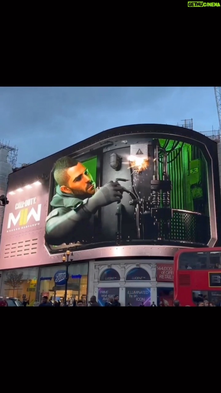 Neil Ellice - 6.9K Likes - 🧼 & 💀 dropping into Piccadilly Circus. 🙌🏼 Huge props to the talented marketing team @activision for pulling this off in 3D. #callofduty #modernwarfare2 #neilellice #soapmactavish