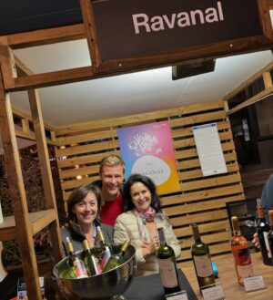 Neilas Katinas Instagram - Por que siempre encontramos los mejores Vinos con @vinaravanal , estuvimos en la Vendimia de Av Italia acompañando esta Viña Familiar 
Y para ti cual es el mejor vino de @vinaravanal 
Todos los socios cuentan con el 15% de descuento