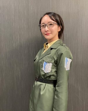 Neki Matsuzawa Instagram - NHK大分「ありがとう進撃の巨人 スペシャルトークショーin日田」特別番組📺

ご覧くださった皆様、取材に対応してくださった皆様、尽力してくださったスタッフの皆様、ありがとうございました。県外の方はNHKプラスの見逃し配信で是非📱

正直なところ、出演している感じはあまりなく、現地で皆様の生きた言葉を聞けたことが何よりの財産だったように感じます。

諫山創先生、梶裕貴さんお二人のトークショーはもちろん、進撃と共に育ったファンの皆様のお話から、一つの作品を通してこんなにも人生が変わることや、作品さながらに次元の壁を超えて海の向こうという現実に繋がり、今に至ること。

何よりそれは、私が創作物を好きな一番の理由だと感じました。エンターテイメントは、いつだって今を生きる私たちに力を与えてくれるのです。

当日は進撃らしいお衣装と、何故かハンジさんらしいジャケットでした。いろいろ相違点がありますので、あくまで"らしい"感じで。

最後の方は疲れたハンジさんになってました。笑

#進撃の巨人
#AttackonTitan