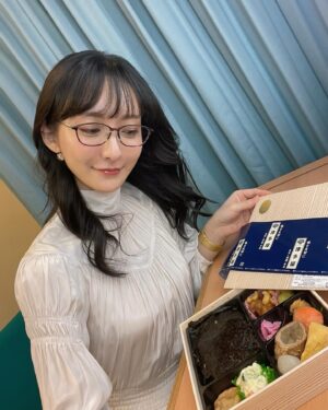 Neki Matsuzawa Instagram - しばらく更新できておらず、ごめんなさい。あっという間に12月ですね⛄️

INDIELiveExpoご覧くださった皆様ありがとうございました。インディゲームと、そこにある信念と執着が私は大好きです🎮

昨日の現場のお弁当が津多屋さんで嬉しかったです。私は好きなものがずっと変わらなくて、一生この海苔弁が好きみたいです🍱

今年も残り1ヶ月、2023年を全うしましょう！