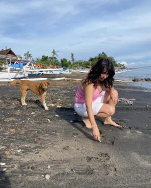 Nela Boudová Instagram - Ženy a muži, vy, které zajímá seberozvoj, 
mám tady pro vás koučovací a cestovatelský zážitek .￼🏝️🌴🏄 ￼
Pojeďte s námi v březnu na Bali , podívát se  na svůj život z nadhledu, z dálky, z jiného světa a z jiných úhlů. 

Tady je pár témat, na které se podíváme 😊
* Emoce - jak je vytváříme, vnímáme a emocionální zralost
* Kde se nacházíme ve svém životě a kam chceme opravdu jít?
* Co nás limituje a jak to transformovat?
* Co řídí na pozadí naše chování a jednání?
* Strach, komfortní zóna a mentalita oběti. 
* Sebevědomí a sebejistota. 
* Jak si nastavit své cíle, aby byly funkční a trvale dosažitelné?
* Co způsobuje v našem životě naplnění a opravdovou radost a jak to nastavit na každodenní úrovni?
* Vize: Kde chceme být za 1 - 2 roky a jak toho skutečně dosáhnout? 
* Nastavení vysoké životní energie a zdraví ve svém životě. 

více na mých stránkách  www.nelaboudova.