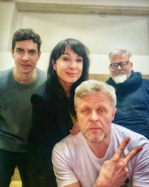 Nela Boudová Instagram - Začali jsme zkoušet. “ Věštkyně”😊🌸 komedie z polského prostředí. Napsal a  režíruje @svoboda7747  @divadlonafidlovacce 
Premiéra až v květnu, poněvadž jsme vytížení umělci.🤣 @fridrichvasil #ivanlupták #divadlo #lovemylife #lovemyjob