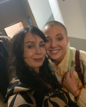 Nela Boudová Instagram - Díky za krásný večer, plný úžasných tanců a energie @roztancenedivadlo v Divadle Mladá Boleslav. Zavzpomínaly jsme s  @anna_julie_slovackova ￼ na náš ročník ￼ před dvěma lety v Praze. Miluju ten zázrak, když se jeviště propojí s hledištěm a to se včera stalo . Gratuluji Lucie Pernetová a “mému” Jakub Vodička k vítězství. Byly skvělý !💕￼💃🕺 A @hanaholisovaofficial je prostě péro z gauče💕 
#tanec