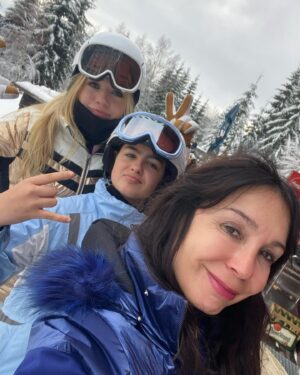 Nela Boudová Instagram - Miluju, když se z pubertální holčičky stane ještě na chvilku dítětem.💕 Ty okamžiky jsou čím dál tím vzácnější. 
#lovemydaughtersomuch❤️ #spindl