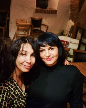 Nela Boudová Instagram - Krásné setkání na večeři  s jednou  z našich nejlrásnějších hereček Nelou Boudovou 🤍🤍🤍úžasným člověkem 🤍A Nelinko ještě jednou všechno nejlepší k Tvému včerejšímu  svátku 🌺🌺🌺 #nela #divadlo #ordinace #kouc #love #czechgirl #pragueworld #like #reelsinstagram #bIoggersky #carousel #theatre #nice #bIoggerlovely #beautifulgirls #picotheday #photooftheday #be #beautiful # visit 👉 @n.boudovaa