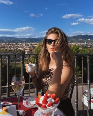 Nelly Řehořová Instagram - Sipping espresso as the world rushes by. In Florence, even coffee tastes like it’s been brewed with history and a dash of Italian charm ☕️🖤. #intheheartoftuscany #florence #italy #tuscany #michelangelo