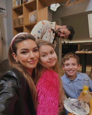 Nelly Řehořová Instagram - Ráda bych vám představila Ester. 👆🏼 Ode dneška ji můžete vídat v seriálu Zoo 🦒