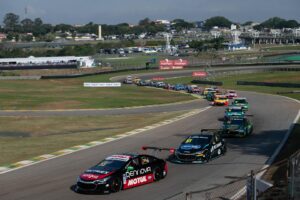 Nelson Piquet Jr. Instagram - Registros do último dia da terceira etapa, até mais Interlagos, Estamos chegando Cascavel! 🏁
.
.
.
#race #stockcar #piquet

📸 @josemariodias
