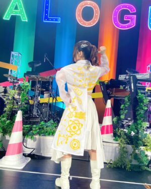 Nene Hieda Instagram - 🥼🧪✨

ツアーファイナルで衣装が進化しました⤴️

前も後ろも可愛いんだよ〜！
サムさん今回も素敵衣装ありがとうございます❤️‍🔥

ポニーテールもやっと出来る長さになった〜

#ダイアローグ
