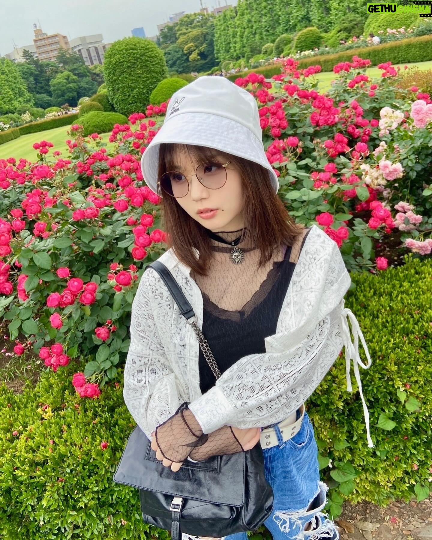 Nene Hieda - 2.5K Likes - 😎🌹
結構前にバラを見に行きましたの👐
稗田は花を見るのが好きです👐
前にZoffさん @zoff_eyewear の展示会にお邪魔した時に
ゲットしたサングラス、とっても愛用している!
調光レンズだから普段はクリアなんだけど
UVに反応すると色が濃くなるよ🌞(写真4枚とも濃さ違う!)
なので伊達メガネとしても活躍中です☺︎
憧れてたサングラスデビューが叶ったので!
この夏たくさん使うんだ〜❤️🔥
#サングラス #サングラス女子 #アイウェア
#PR #zoff #EVELOVESG