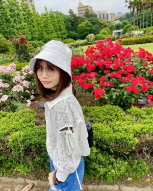 Nene Hieda Instagram - 😎🌹

結構前にバラを見に行きましたの👐
稗田は花を見るのが好きです👐

前にZoffさん @zoff_eyewear の展示会にお邪魔した時に
ゲットしたサングラス、とっても愛用している！

調光レンズだから普段はクリアなんだけど
UVに反応すると色が濃くなるよ🌞(写真4枚とも濃さ違う！)

なので伊達メガネとしても活躍中です☺︎

憧れてたサングラスデビューが叶ったので！
この夏たくさん使うんだ〜❤️‍🔥

#サングラス #サングラス女子 #アイウェア 
#PR #zoff #EVELOVESG
