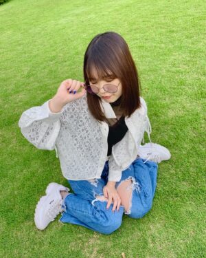 Nene Hieda Instagram - 😎🌹

結構前にバラを見に行きましたの👐
稗田は花を見るのが好きです👐

前にZoffさん @zoff_eyewear の展示会にお邪魔した時に
ゲットしたサングラス、とっても愛用している！

調光レンズだから普段はクリアなんだけど
UVに反応すると色が濃くなるよ🌞(写真4枚とも濃さ違う！)

なので伊達メガネとしても活躍中です☺︎

憧れてたサングラスデビューが叶ったので！
この夏たくさん使うんだ〜❤️‍🔥

#サングラス #サングラス女子 #アイウェア 
#PR #zoff #EVELOVESG