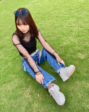 Nene Hieda Instagram - 😎🌹

結構前にバラを見に行きましたの👐
稗田は花を見るのが好きです👐

前にZoffさん @zoff_eyewear の展示会にお邪魔した時に
ゲットしたサングラス、とっても愛用している！

調光レンズだから普段はクリアなんだけど
UVに反応すると色が濃くなるよ🌞(写真4枚とも濃さ違う！)

なので伊達メガネとしても活躍中です☺︎

憧れてたサングラスデビューが叶ったので！
この夏たくさん使うんだ〜❤️‍🔥

#サングラス #サングラス女子 #アイウェア 
#PR #zoff #EVELOVESG