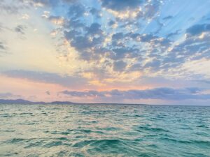 Nene Hieda Instagram - 🌅

去年の沖縄懐古…🌺

日の出撮るために3時半起床したのもよい思い出

#沖縄 #沖縄ロケ #小浜島 #小浜島リゾナーレ 
#稗田寧々 #鈴代紗弓 #コラマイ
#佐藤日向 #小泉萌香 #もえぴな
#ダイナマイ
