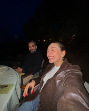 Neslihan Atagül Instagram - İyi gidiyoruz sevgilim, devam edelim 😉♥️🥂 

🍀✨♥️ #8anniversary
