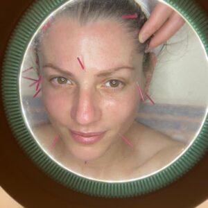 Neta Riskin Instagram - Probably the best facial in Tel Aviv, Israel, the Middle East, Asia, the world, the universe ❤️

@lillykaiskincare  @ofribasscosmetics