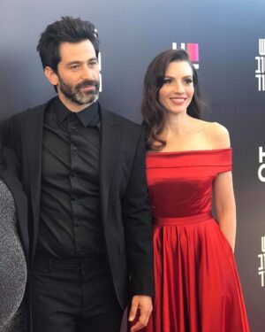 Neta Riskin Instagram - באיחור סופר אופנתי אני מעלה תמונות מהפרימיירה של ״איש חשוב מאוד״, אחרי שסוף סוף הצלחתי להבין איך להוריד אותן מהלינק ששלחו לי. אני פשוט אעלה בערך את כולן, כי אם אאלץ לבחור מתוכן זה ייקח עוד שנה לפחות.  תודה אינסופית לאהובים והגאונים והיפים מבחוץ ומבפנים, צוות העל שמצליח לגרד ולקלף ממני את הטריינינג הפנימי פעם אחר פעם:  @gadielimelech  @tali_power @sagidahary
 אני אוהבת אתכם. 
פוסט נרגש לקראת עליית העונה יגיע בקרוב מאוד ❤️ @ishhashuv  @hot_il