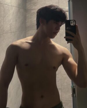 Nguyễn Bá Vinh Instagram - Random work-out pic 💪🏻 #o2production #o2talents