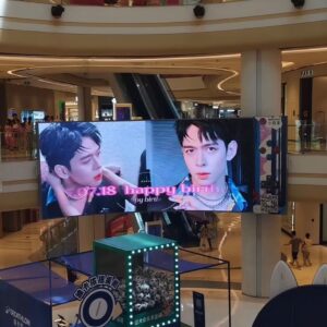 Nguyễn Bá Vinh Instagram - Even though I can’t come to China, I still “appear” in Chongqing ☺️
Thank you so much for the early birthday gift 🥰 My loves from China
.
#o2production