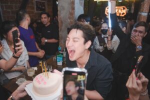Nha Suwanon Instagram - เป็นวันเกิดที่มีความสุขที่สุด..!! ขอบคุณทุกคนมากๆเลยครับ🙏🏻🤍😘 @tavern.thonglor 🎉🎉🎉 📷 @nutfotograp 👍🏻