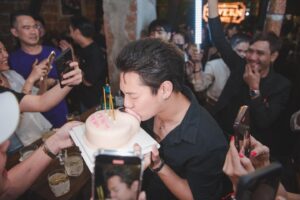 Nha Suwanon Instagram - เป็นวันเกิดที่มีความสุขที่สุด..!! ขอบคุณทุกคนมากๆเลยครับ🙏🏻🤍😘 @tavern.thonglor 🎉🎉🎉 📷 @nutfotograp 👍🏻