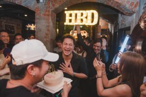 Nha Suwanon Instagram - เป็นวันเกิดที่มีความสุขที่สุด..!! ขอบคุณทุกคนมากๆเลยครับ🙏🏻🤍😘 @tavern.thonglor 🎉🎉🎉 📷 @nutfotograp 👍🏻