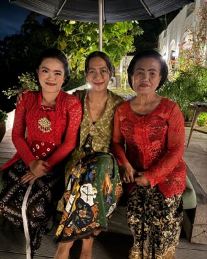 Nia Dinata Instagram - Dusun kami di Bangunjiwo, dipenuhi kegembiraan warga semalam suntuk. Eyang-eyang sampai anak-anak menikmati pertunjukan wayang kulit yang menginisiasi Ndalem Kandha dengan lakon Medang, Mangkukuhan. Lingkaran tragedi, kebangkitan, keemasan dan perjanjian masa kehidupan setiap insan oleh anak kami, sang dhalang bersama para sinden serta wiyogo yang luar biasa. Untuk oertama kalinya ibu & papap 8 jam nonton dengan rasa haru🙏🏼🙏🏼🙏🏼semakin malam semakin berenergi dan seru❤️. Ternyata lebaran seni di Jogja juga bisa dinikmati warga dusun terpencil. Tergantung bagaimana kita menyebarkan ajakan tulus, merajut kebersamaan. Matur sembah nuwun para sahabat, keluarga, teman, tetangga dan warga yang sudah hadir. Semoga kami senantiasa diberkahi semesta untuk rutin merayakan budaya leluhur bersama. We are forever grateful for the initiation of Ndalem Kandha. A space  to keep our extraordinary Javanese shadow puppetery alive. Deepest grattitude to the previous parebt of the old gamelan ser @nino.alcheringa with suncere hope that @gibran.ki.kawipujo.cp  will always be one  of the best new adoptive parent of those precious instruments🙏🏼❤️😇Quoting @browngirlart - privilige doesn’t make us good or bad. What matters is what we choose to do with it. 💚💚💚So, I hope we always remember that. #lebaranseni #jogjaartweeks #wayangkulit #shadowpuppet #classicalart #ndalemkandha #wayangkedu #gamelanjawa #pengrawit #weekendwellspent #sundayblessed