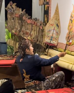 Nia Dinata Instagram - Dusun kami di Bangunjiwo, dipenuhi kegembiraan warga semalam suntuk. Eyang-eyang sampai anak-anak menikmati pertunjukan wayang kulit yang menginisiasi Ndalem Kandha dengan lakon Medang, Mangkukuhan. Lingkaran tragedi, kebangkitan, keemasan dan perjanjian masa kehidupan setiap insan oleh anak kami, sang dhalang bersama para sinden serta wiyogo yang luar biasa. Untuk oertama kalinya ibu & papap 8 jam nonton dengan rasa haru🙏🏼🙏🏼🙏🏼semakin malam semakin berenergi dan seru❤️. Ternyata lebaran seni di Jogja juga bisa dinikmati warga dusun terpencil. Tergantung bagaimana kita menyebarkan ajakan tulus, merajut kebersamaan. Matur sembah nuwun para sahabat, keluarga, teman, tetangga dan warga yang sudah hadir. Semoga kami senantiasa diberkahi semesta untuk rutin merayakan budaya leluhur bersama. We are forever grateful for the initiation of Ndalem Kandha. A space  to keep our extraordinary Javanese shadow puppetery alive. Deepest grattitude to the previous parebt of the old gamelan ser @nino.alcheringa with suncere hope that @gibran.ki.kawipujo.cp  will always be one  of the best new adoptive parent of those precious instruments🙏🏼❤️😇Quoting @browngirlart - privilige doesn’t make us good or bad. What matters is what we choose to do with it. 💚💚💚So, I hope we always remember that. #lebaranseni #jogjaartweeks #wayangkulit #shadowpuppet #classicalart #ndalemkandha #wayangkedu #gamelanjawa #pengrawit #weekendwellspent #sundayblessed