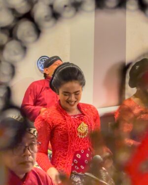 Nia Dinata Instagram - Dusun kami di Bangunjiwo, dipenuhi kegembiraan warga semalam suntuk. Eyang-eyang sampai anak-anak menikmati pertunjukan wayang kulit yang menginisiasi Ndalem Kandha dengan lakon Medang, Mangkukuhan. Lingkaran tragedi, kebangkitan, keemasan dan perjanjian masa kehidupan setiap insan oleh anak kami, sang dhalang bersama para sinden serta wiyogo yang luar biasa. Untuk oertama kalinya ibu & papap 8 jam nonton dengan rasa haru🙏🏼🙏🏼🙏🏼semakin malam semakin berenergi dan seru❤️. Ternyata lebaran seni di Jogja juga bisa dinikmati warga dusun terpencil. Tergantung bagaimana kita menyebarkan ajakan tulus, merajut kebersamaan. Matur sembah nuwun para sahabat, keluarga, teman, tetangga dan warga yang sudah hadir. Semoga kami senantiasa diberkahi semesta untuk rutin merayakan budaya leluhur bersama. We are forever grateful for the initiation of Ndalem Kandha. A space  to keep our extraordinary Javanese shadow puppetery alive. Deepest grattitude to the previous parebt of the old gamelan ser @nino.alcheringa with suncere hope that @gibran.ki.kawipujo.cp  will always be one  of the best new adoptive parent of those precious instruments🙏🏼❤️😇Quoting @browngirlart - privilige doesn’t make us good or bad. What matters is what we choose to do with it. 💚💚💚So, I hope we always remember that. #lebaranseni #jogjaartweeks #wayangkulit #shadowpuppet #classicalart #ndalemkandha #wayangkedu #gamelanjawa #pengrawit #weekendwellspent #sundayblessed