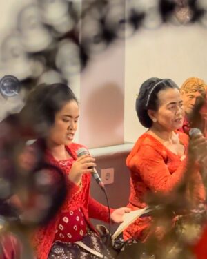 Nia Dinata Instagram - Dusun kami di Bangunjiwo, dipenuhi kegembiraan warga semalam suntuk. Eyang-eyang sampai anak-anak menikmati pertunjukan wayang kulit yang menginisiasi Ndalem Kandha dengan lakon Medang, Mangkukuhan. Lingkaran tragedi, kebangkitan, keemasan dan perjanjian masa kehidupan setiap insan oleh anak kami, sang dhalang bersama para sinden serta wiyogo yang luar biasa. Untuk oertama kalinya ibu & papap 8 jam nonton dengan rasa haru🙏🏼🙏🏼🙏🏼semakin malam semakin berenergi dan seru❤️. Ternyata lebaran seni di Jogja juga bisa dinikmati warga dusun terpencil. Tergantung bagaimana kita menyebarkan ajakan tulus, merajut kebersamaan. Matur sembah nuwun para sahabat, keluarga, teman, tetangga dan warga yang sudah hadir. Semoga kami senantiasa diberkahi semesta untuk rutin merayakan budaya leluhur bersama. We are forever grateful for the initiation of Ndalem Kandha. A space  to keep our extraordinary Javanese shadow puppetery alive. Deepest grattitude to the previous parebt of the old gamelan ser @nino.alcheringa with suncere hope that @gibran.ki.kawipujo.cp  will always be one  of the best new adoptive parent of those precious instruments🙏🏼❤️😇Quoting @browngirlart - privilige doesn’t make us good or bad. What matters is what we choose to do with it. 💚💚💚So, I hope we always remember that. #lebaranseni #jogjaartweeks #wayangkulit #shadowpuppet #classicalart #ndalemkandha #wayangkedu #gamelanjawa #pengrawit #weekendwellspent #sundayblessed