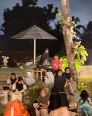 Nia Dinata Instagram - Dusun kami di Bangunjiwo, dipenuhi kegembiraan warga semalam suntuk. Eyang-eyang sampai anak-anak menikmati pertunjukan wayang kulit yang menginisiasi Ndalem Kandha dengan lakon Medang, Mangkukuhan. Lingkaran tragedi, kebangkitan, keemasan dan perjanjian masa kehidupan setiap insan oleh anak kami, sang dhalang bersama para sinden serta wiyogo yang luar biasa. Untuk oertama kalinya ibu & papap 8 jam nonton dengan rasa haru🙏🏼🙏🏼🙏🏼semakin malam semakin berenergi dan seru❤️. Ternyata lebaran seni di Jogja juga bisa dinikmati warga dusun terpencil. Tergantung bagaimana kita menyebarkan ajakan tulus, merajut kebersamaan. Matur sembah nuwun para sahabat, keluarga, teman, tetangga dan warga yang sudah hadir. Semoga kami senantiasa diberkahi semesta untuk rutin merayakan budaya leluhur bersama. We are forever grateful for the initiation of Ndalem Kandha. A space  to keep our extraordinary Javanese shadow puppetery alive. Deepest grattitude to the previous parebt of the old gamelan ser @nino.alcheringa with suncere hope that @gibran.ki.kawipujo.cp  will always be one  of the best new adoptive parent of those precious instruments🙏🏼❤️😇Quoting @browngirlart - privilige doesn’t make us good or bad. What matters is what we choose to do with it. 💚💚💚So, I hope we always remember that. #lebaranseni #jogjaartweeks #wayangkulit #shadowpuppet #classicalart #ndalemkandha #wayangkedu #gamelanjawa #pengrawit #weekendwellspent #sundayblessed