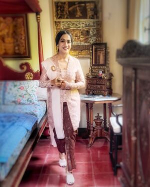 Nia Dinata Instagram - Last Week’s highlight! Berkebaya,berkain wiru dan sanggulan selama 10 jam dari pagi sampai kerja sorenya. Setelah itu kram kaki💃🏻💃🏻💃🏻 #kebayabrokat #kebayaindonesia #updohairstyles #sanggulan #fashionrevolution #sistersinlaw #tvri #juryfilm #whataday