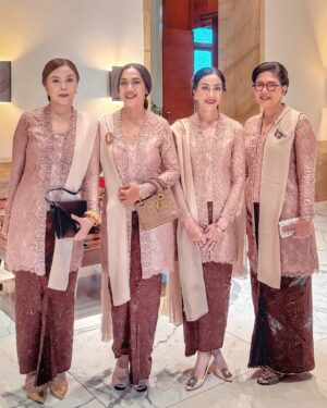 Nia Dinata Instagram - Last Week’s highlight! Berkebaya,berkain wiru dan sanggulan selama 10 jam dari pagi sampai kerja sorenya. Setelah itu kram kaki💃🏻💃🏻💃🏻 #kebayabrokat #kebayaindonesia #updohairstyles #sanggulan #fashionrevolution #sistersinlaw #tvri #juryfilm #whataday